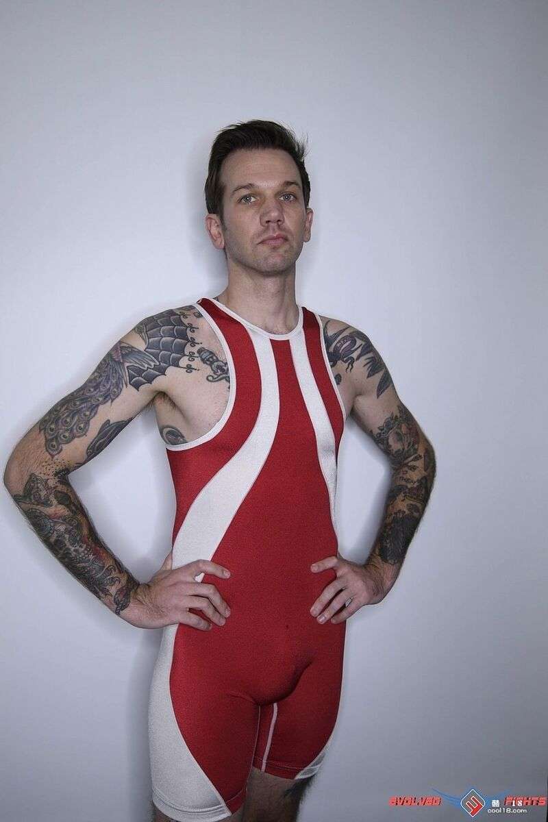 调教中的金发女奴 Nikki Delano 在绳索束缚中被舔小穴并被性交 Blonde slave Nikki Delano gets her pussy licked and fucked in rope bondage