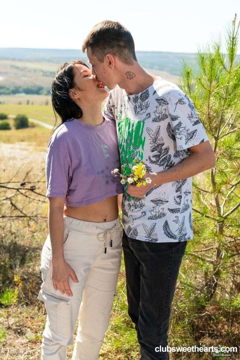 Viola Weber 在户外被舔阴，然后和她的情人激情做爱 Viola Weber gets her pussy licked outdoors and then has passionate sex with her lover