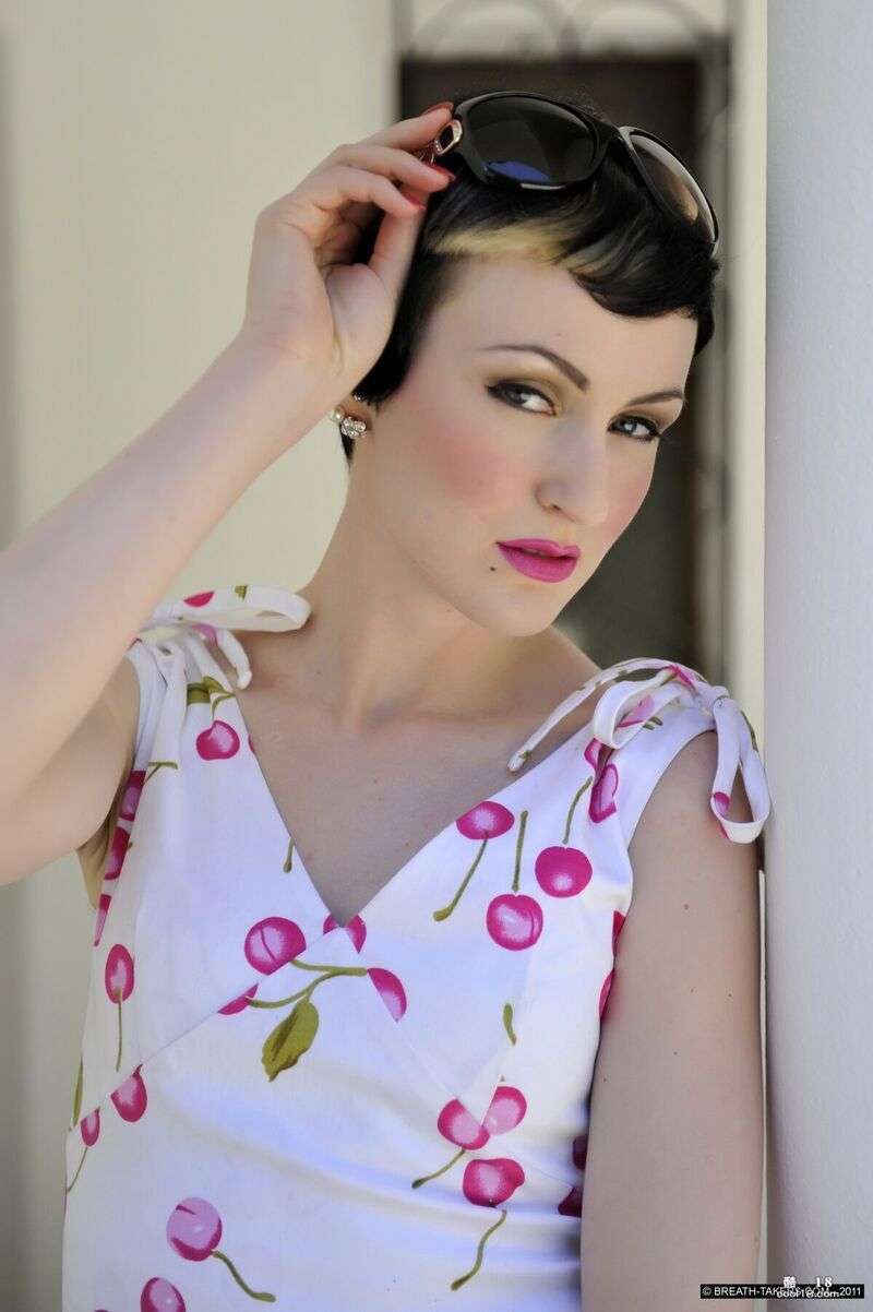 安妮塔&middot;德&middot;鲍赫 (Anita de Bauch) 脱下漂亮的衣服，炫耀着她那娇小的乳房 Anita de Bauch takes off her pretty dress and shows off her petite breasts