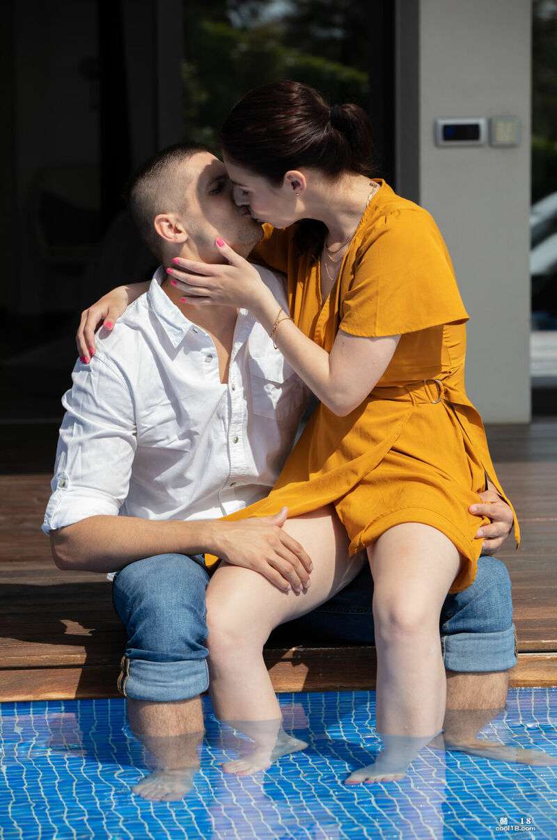 肤色白皙、乳房下垂的黑发美女，情人将又大又硬的工具深深插入她的阴部 Black haired beauties with fair complexion and drooping breasts.