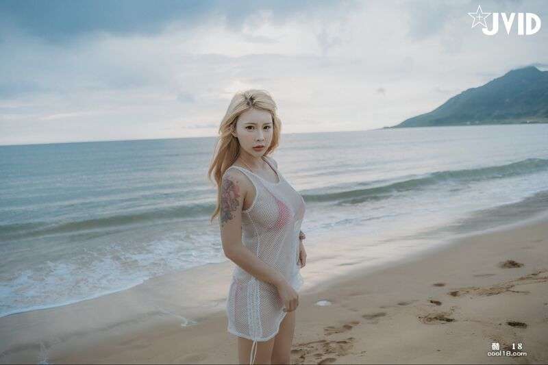 巨乳艾妃－尺度大开，穿比基尼开车去海边玩耍，最后还脱光光 Busty Ai Fei The scale is large, drove to the beach to play in the bikini, and finally took off the light