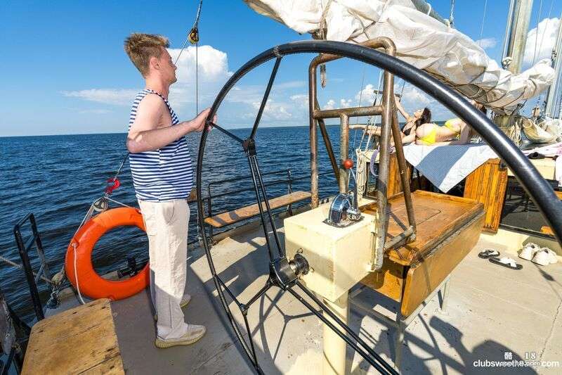 在阳光下进行狂野的户外探险，进行露骨、未经审查的色情活动 Wild outdoor adventure under the sun, explicit, unconventional pornographic activities