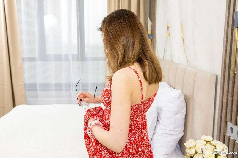 她诱惑性地探索自己的性欲，随着她变得越来越兴奋，即将达到高潮 She seducts her sexual desire, and as she becomes more and more excited, she is about to reach the climax