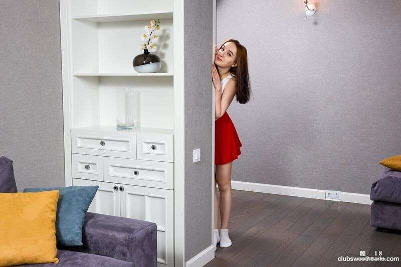 胸部丰满的年轻辣妹在沙发上张开她的粉红色阴部并玩弄它 The young hot girl with a full breast opened her pink pussy on the sofa and played with it