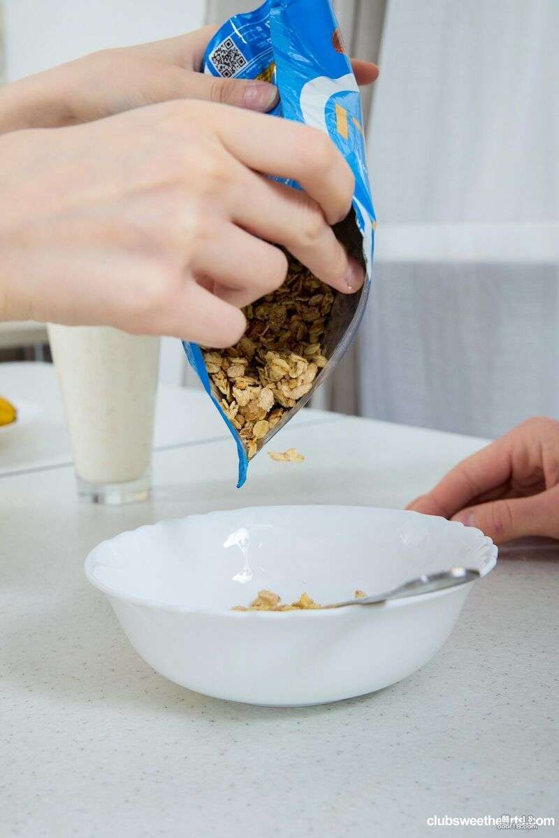 充满了性感的吻、激情的舔阴、深刻的口交和激烈的后入式动作 Full of sexy kisses, passionate licking, deep oral sex, and fierce rear income movements