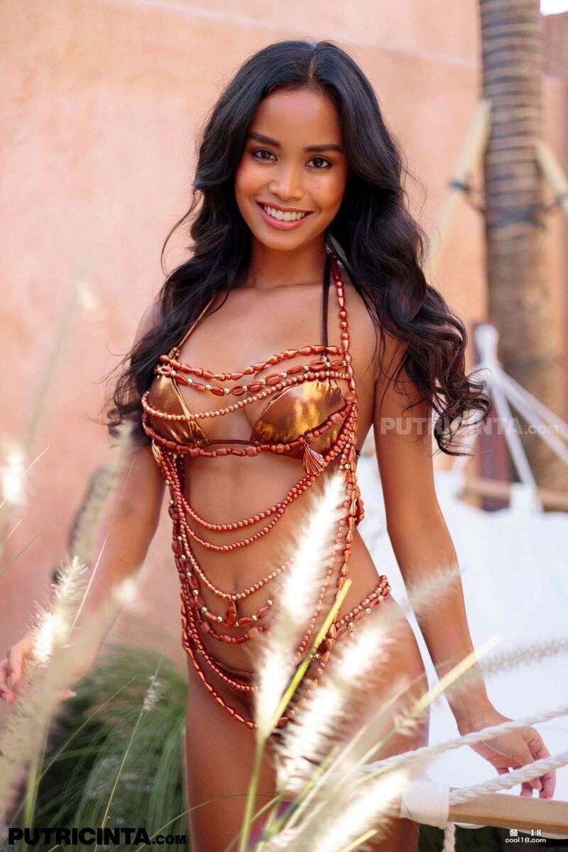 戴着闪闪发光的串珠配饰，这诱人的装扮体现了别墅的异国魅力 Wearing the sparkling beaded accessories, this attractive dress reflects the exotic charm of the villa