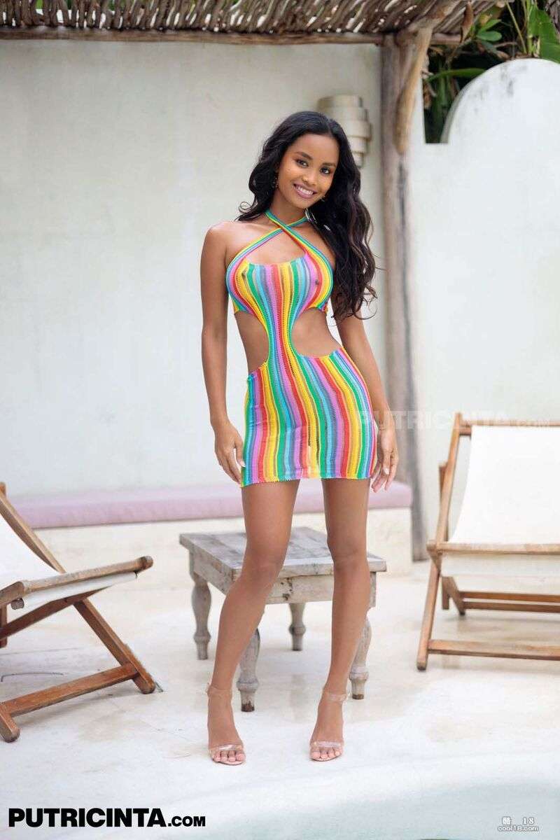 我的衣服鲜艳的面料诱人地摇曳 My clothes are brightly swaying