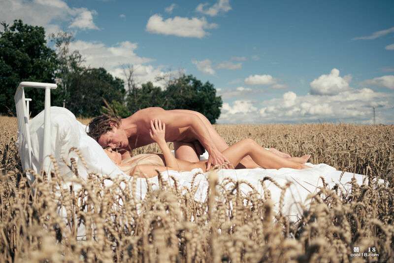 金发少女被情人舔阴，然后在球场上以多种姿势做爱 The blonde girl was licked by her lover, and then sex with various postures on the court