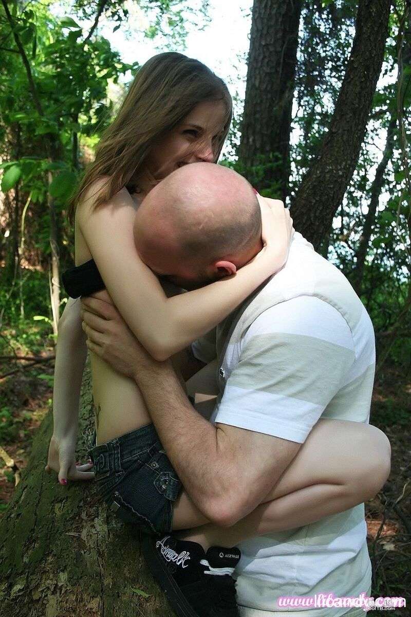 黑发美女 Lil Candy 在树林里被光头男子脱光衣服并被狠狠地操 Black haired beauty Lil Candy was taken off by a bald man in the woods and was fucking fiercely.