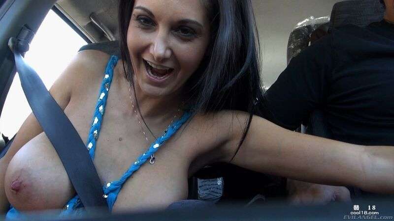 最火辣的熟女 Ava Addams 在车里吸吮鸡巴，然后在卧室里被干 The hottest mature woman Ava Addams sucks the dick in the car, and then is dried in the bedroom