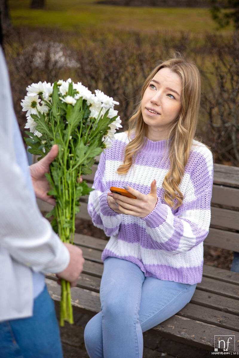性感宝贝米尔卡在沙发上以不同的姿势被彻底操弄 Sexy baby Milka is completely manipulated in different postures on the sofa