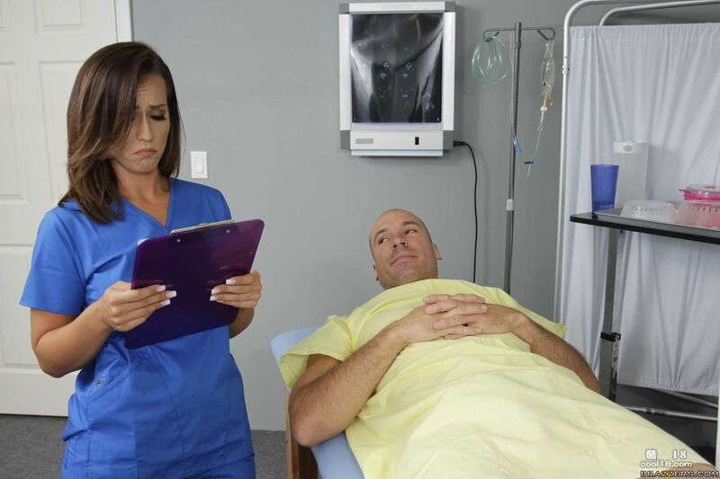 性感医生凯尔西&middot;梦露为病人挤奶并操弄他跳动的阴茎 Sexy doctor Kylesey Monroe milk milk for the patient and manipulate his beating penis