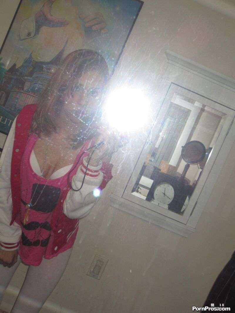 Mae Olson 拍摄性感的臀部自拍，进行户外口交并被猛干 Mae Olson takes sexy ass selfie, performs outdoor blowjob and gets fucked hard