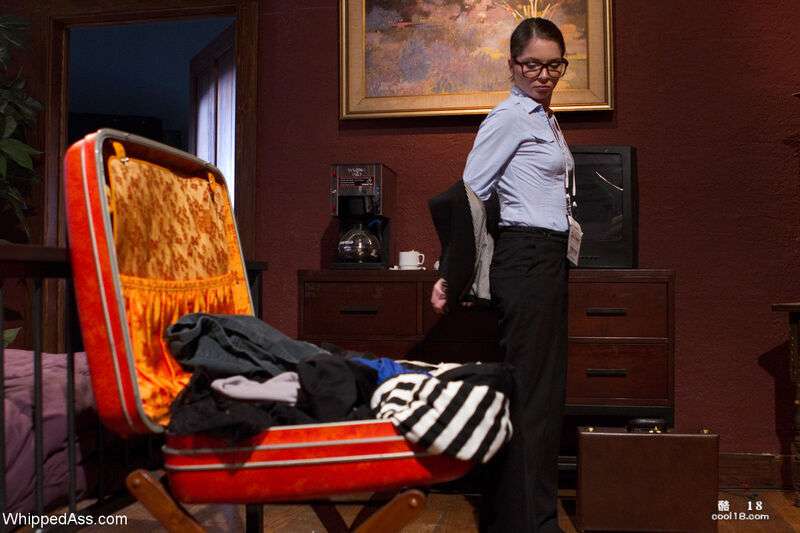 新来的小女仆 Eva Fenix 一边偷窥女主人和同性恋性伴侣用假阳具互操一边手淫 New little maid Eva Fenix ​​masturbates while peeping at the hostess and gay couples with dildos