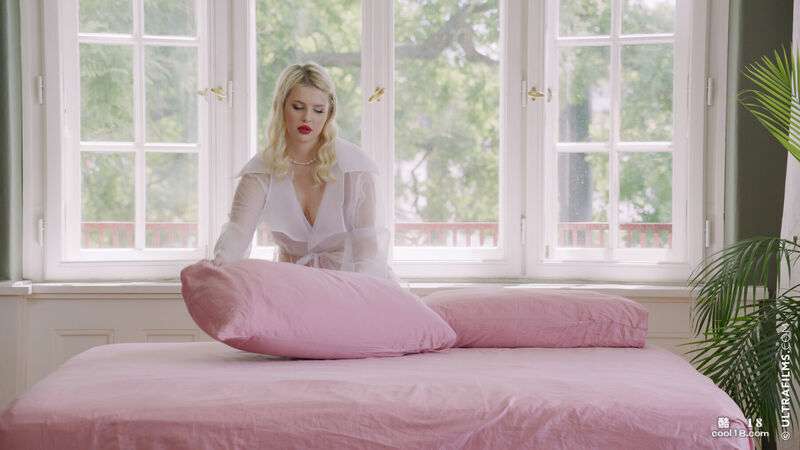 伊丽兹本森 (Eliz Benson) 是个性感辣妹，她为她的男人口交 Eliz Benson is a sexy hottie who blows her man