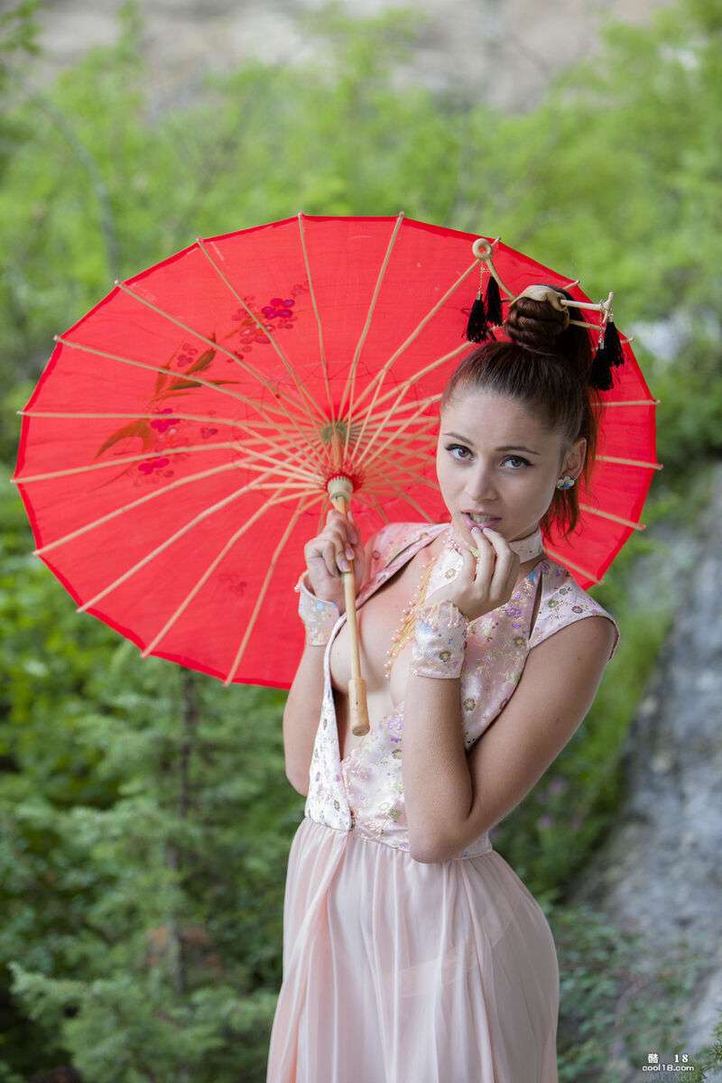 手持红纸伞的欧洲少女张开双腿露出迷人的小穴 European girl holding a red paper umbrella spreads her legs and reveals her charming pussy