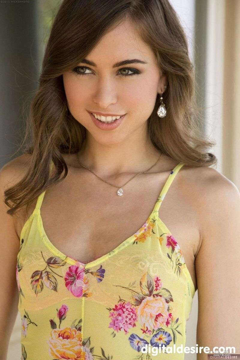 漂亮娇小的宝贝 Riley Reid 近距离张开 Beautiful petite baby Riley Reid opens up close