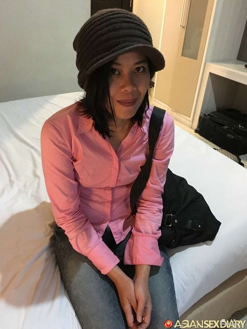 亚洲妈妈 Noni 露出她的阴部并被鸡巴塞满 Asian mom Noni reveals her pussy and is stuffed with dick