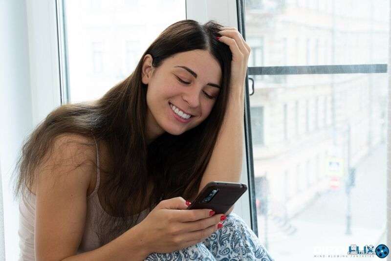 背部有纹身的甜美女友 Alice Kelly 在口交后骑乘鸡巴 Sweet girlfriend with tattoo on the back Alice Kelly rides cock after blowjob