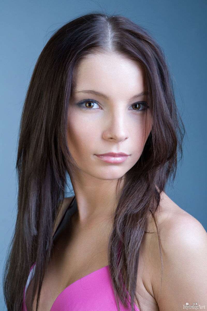 有着棕色头发的迷人辣妹脱下她的性感内衣，炫耀她漂亮的乳房和紧实的臀部 Charming hottie with brown hair takes off her sexy lingerie and shows off her beautiful breasts and tight ass