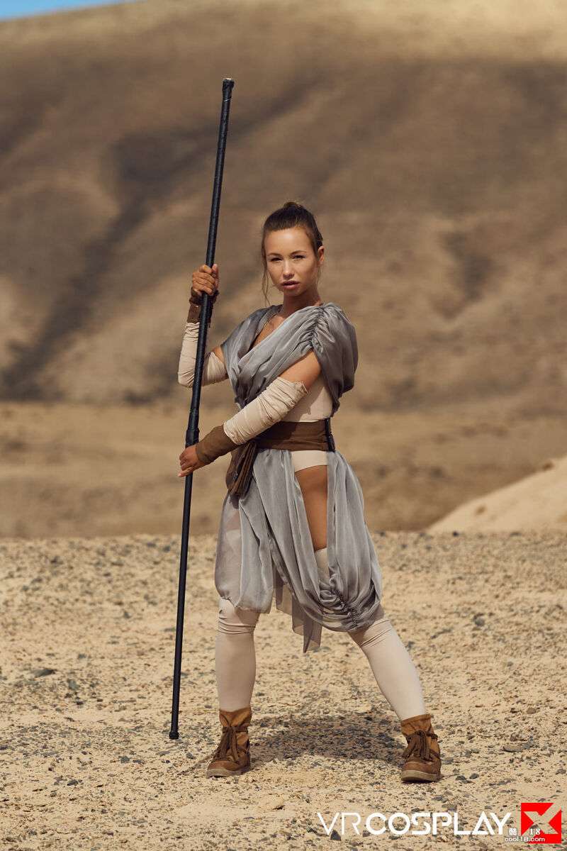 大胸美女打扮成星球大战角色摆出姿势 Big breasted beauty dressed up as Star Wars character posing