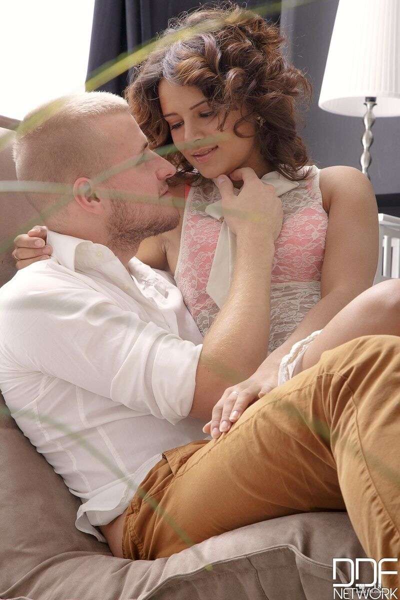 可爱的小妞索菲亚 （Sophia） 在坐在硬旋钮上之前被亲吻了她的小屄 Cute chick Sophia is kissed on her cunt before sitting on a hard knob