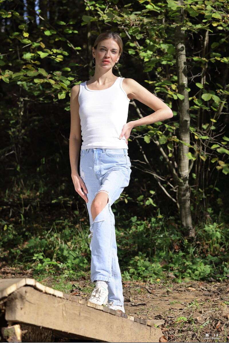 这位宝贝在脱下上衣、炫耀那些颤动的乳房并靠近那边美味的灌木丛时 The baby is taking off her top, showing off her shaking breasts and getting close to the delicious bushes over there