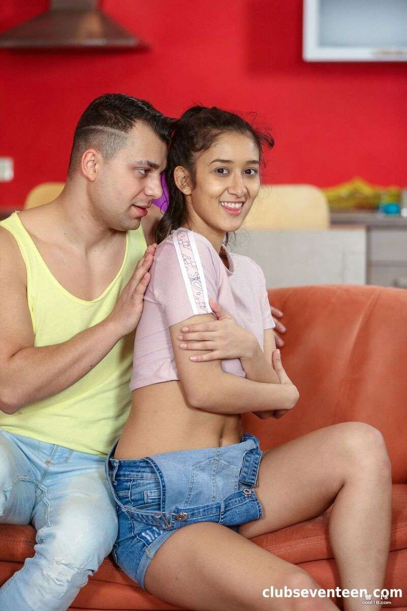 天然巨乳的宝贝在沙发上骑着男友的阴茎 Natural big breasts baby riding her boyfriend's penis on the sofa