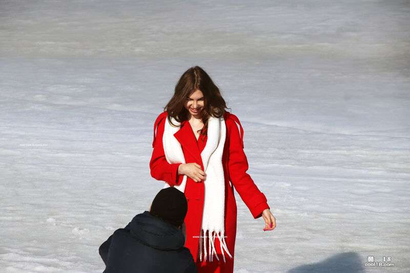 Alice X 大秀火辣身材，除了腿部以外全身裸露，尽管天气寒冷却也不发抖 Alice X showed off her hot figure, with her whole body exposed except for her legs, and she didn't tremble despite the cold weather | www sext