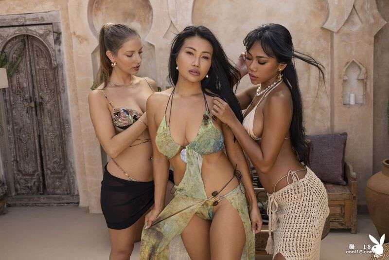 她们迷人的身材之前，三个屁股翘起的小妞让我们大饱眼福 Before their charming figures, the three girls with raised butts feasted us on their eyes