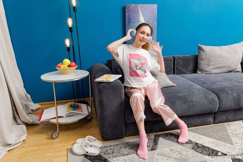 妮可&middot;海文 (Nicole Heaven) 和安吉尔&middot;朱莉 (Angel Jolie) 进行了一场露骨的 Nicole Heaven and Angel Jolie have a brutal fight