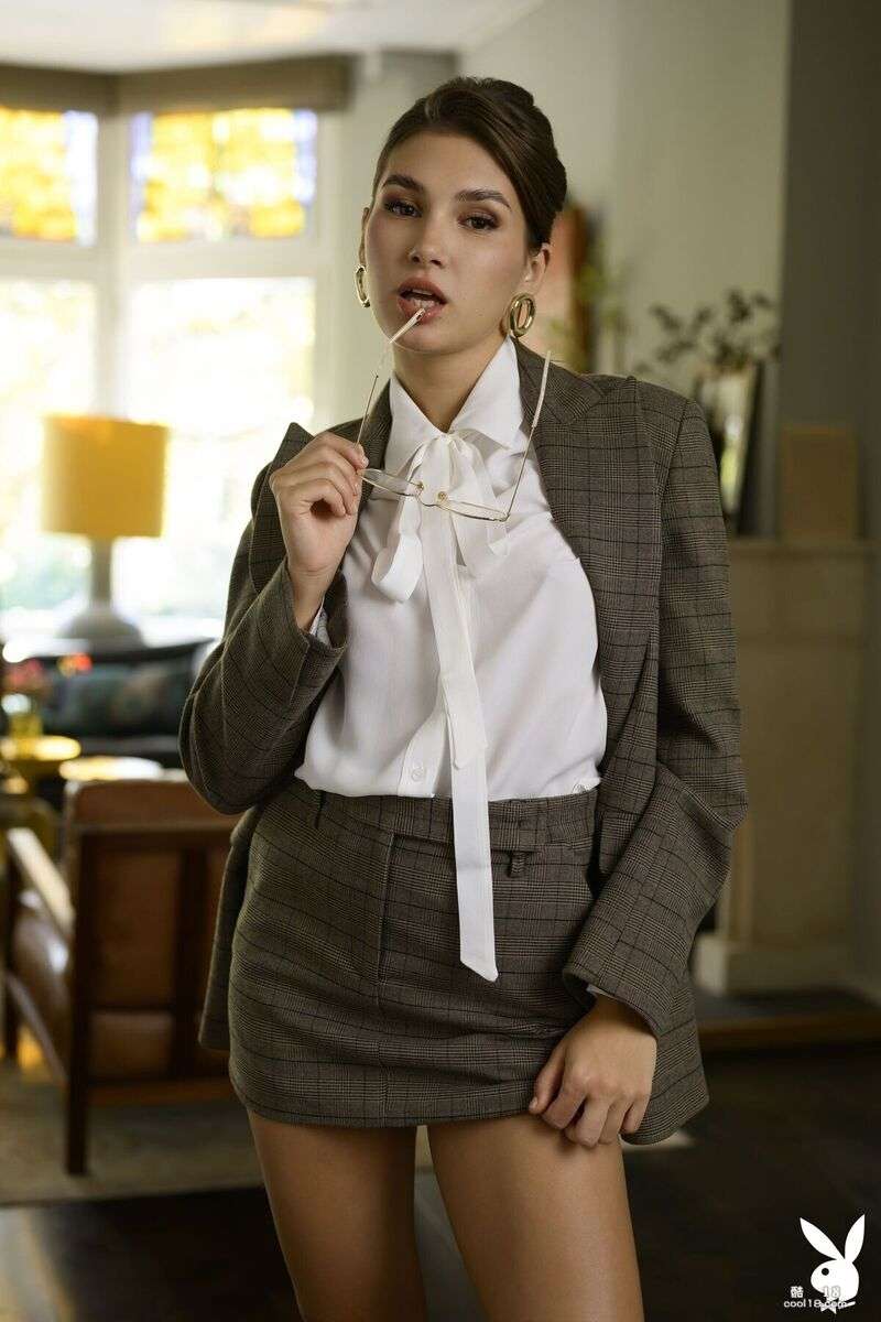 性感秘书艾莉&middot;鲁娜脱衣炫耀她完美的身材，毫无疑问她是办公室的性感女王 Sexy Secretary Ellie Luna undresses to show off her perfect figure, no doubt she is the sexy queen of the office