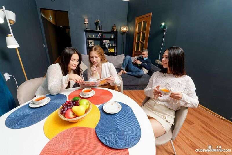 威利&middot;雷加尔收到一个包裹，里面装着一副可以露出人体的眼镜 Willie Regall received a package containing glasses that could expose the human body