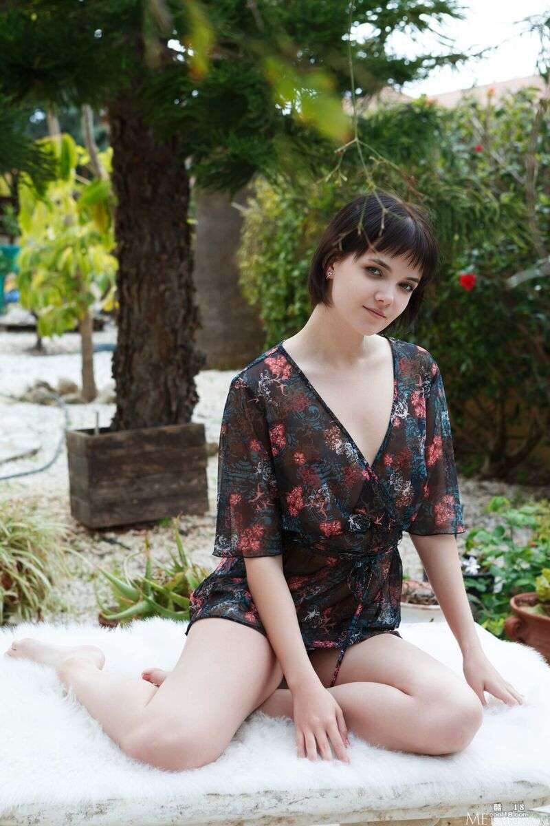 透明衬衫，炫耀她毛茸茸的阴毛，并张开她那宽大的小逼 Transparent shirt showing off her furry pubic hair and spreading her wide pussy