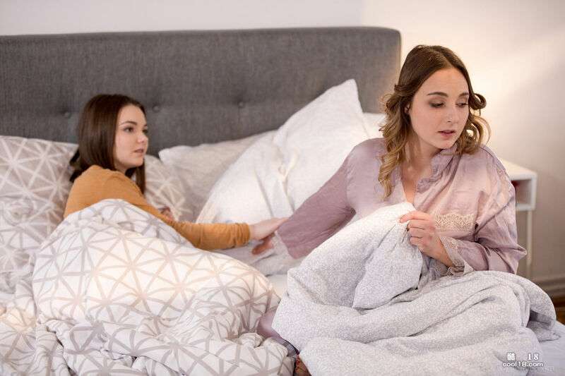 小妞们一边在床上慢慢脱衣服，一边激情热吻 The girls slowly took off their clothes on the bed while kissing passionately