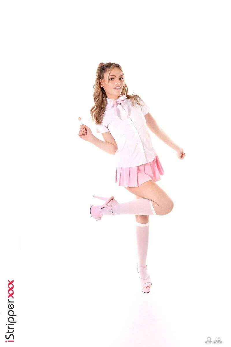 甜美而又风骚的 Jade 脱掉衣服，露出她巨大的乳晕 Sweet and coquettish Jade takes off her clothes to reveal her huge areola