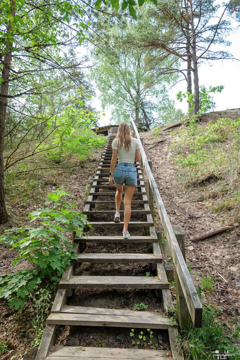 一丝不挂的金发少女 Luise 在浴室疯狂抽插自己的肉穴 The naked blonde girl Luise fucks her pussy in the bathroom