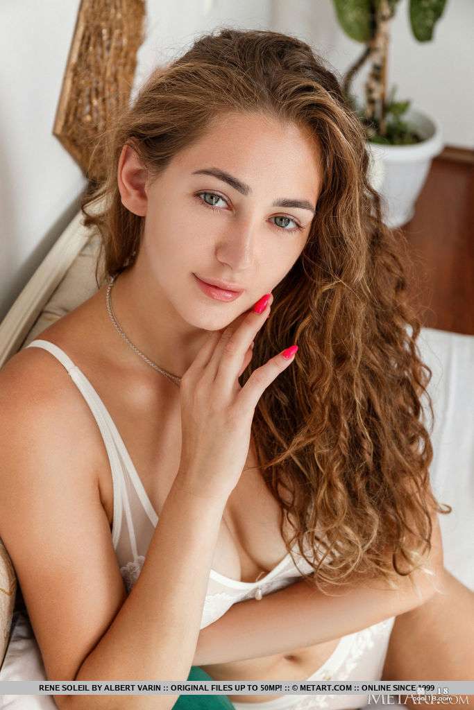 美丽的少女 Rene Soleil 脱下她的内衣裸体摆姿势展示美乳和小穴 Beautiful teenage girl Rene Soleil takes off her lingerie and poses naked to show off her beautiful tits and pussy