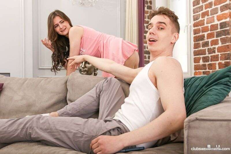 惊人的身材骑着他，不戴套，热情地取悦他坚硬的阴茎 Stunning figure riding him without a condom, enthusiastically pleasing his hard cock