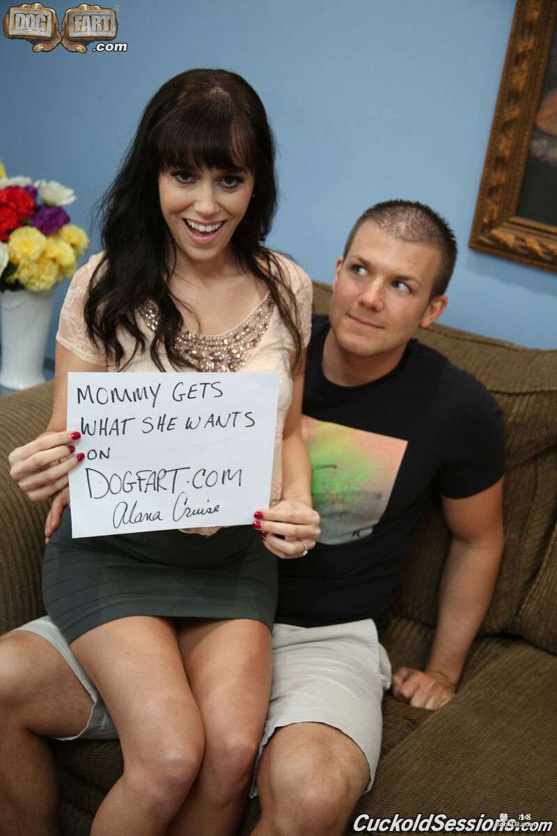 淫荡的黑发妻子在她的戴绿帽子老公面前被两个大黑鸡巴肏自己的屁眼 Slutty blackhaired wife is fucked by two big black cocks in front of her cuckold husband