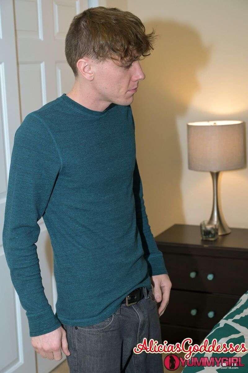 穿着高跟鞋的高大美洲女人 Sofie Marie 被一个瘦小的男人操屁股后口交 Tall American woman in high heels Sofie Marie blowjob after being fucked by a skinny man