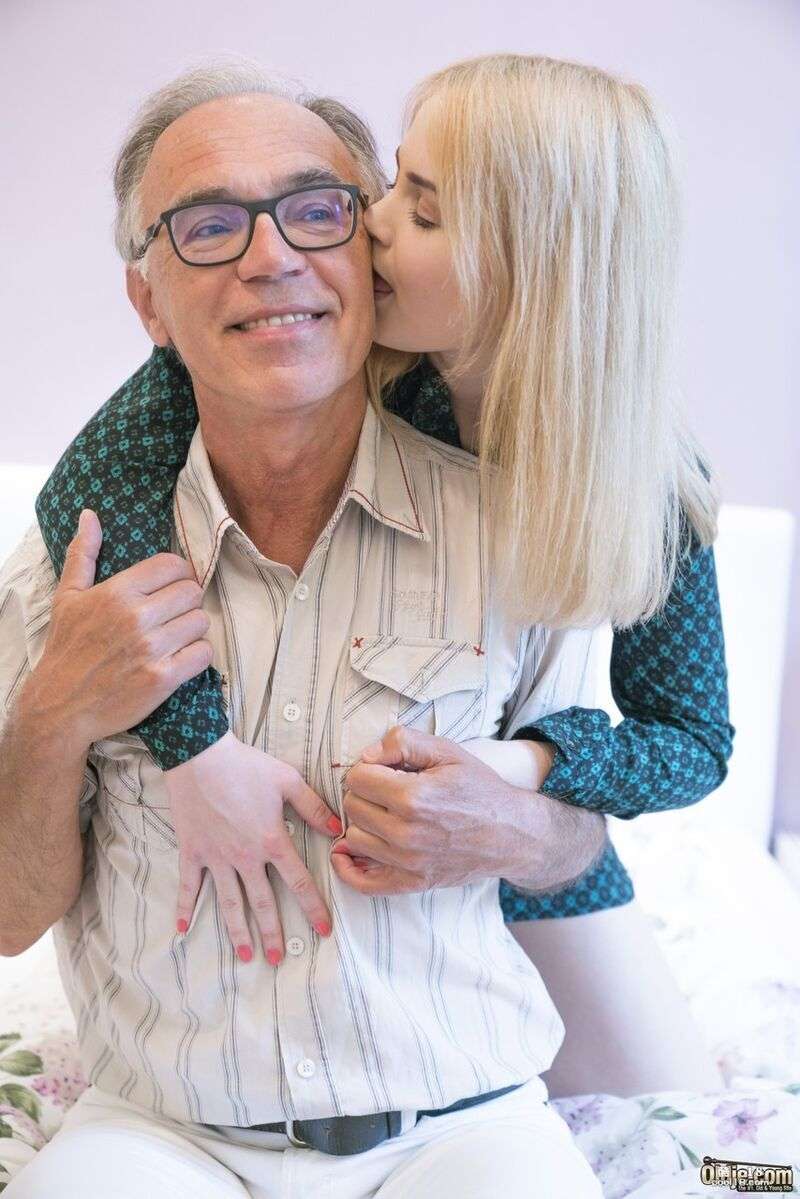 逃离祖国的乌克兰少女 Lolly Small 被老迈的房东诱奸和面部精液护理 Lolly Small, a Ukrainian girl who fled from her motherland, was seduced by her old landlord and treated with facial semen