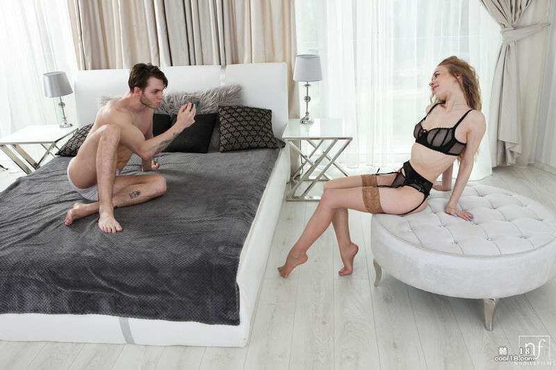 性感的金发小妞脱下内衣，然后在影片中与她的男人发生性关系 Sexy blonde chick takes off her lingerie and then has sex with her man in the video