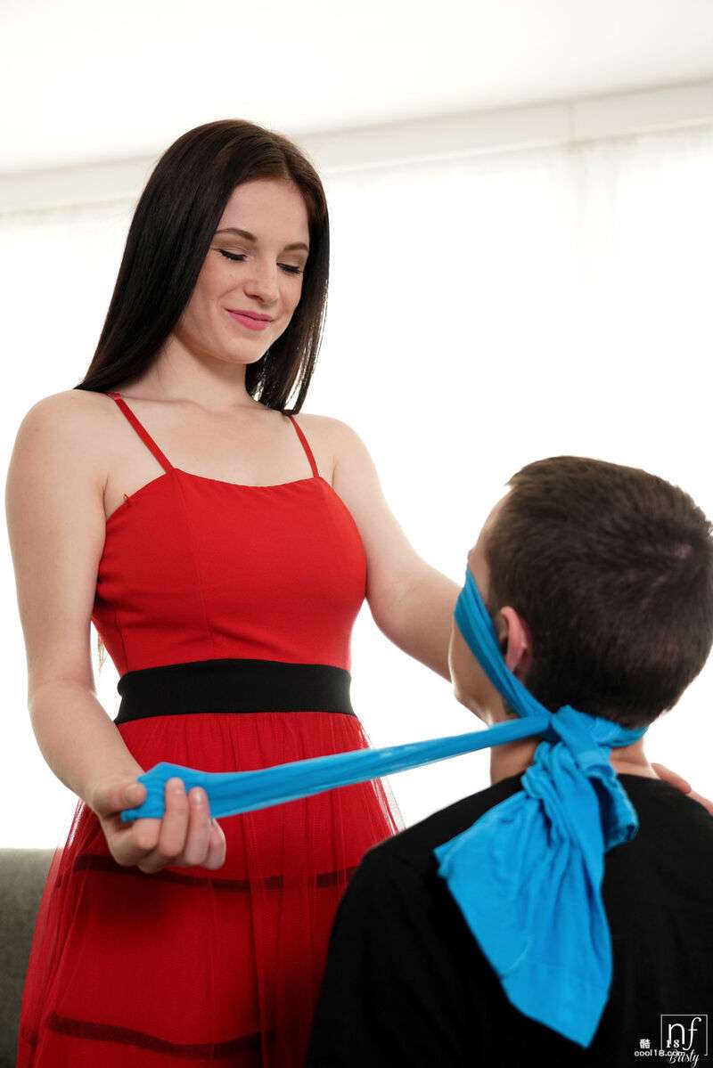 黑发天使公主露出她的大胸部并被男友的鸡巴狠肏她的小穴 The blackhaired angel princess reveals her big boobs and is fucked hard by her boyfriend's cock