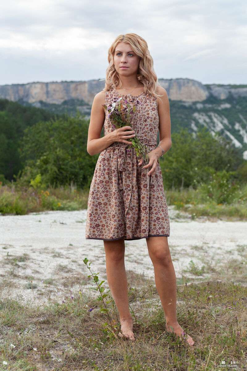 柔软多汁的乳房和裸露的臀部，构成了一幅性感完美的裸体场景 Soft and juicy breasts and exposed buttocks make for a sexy perfect nude scene