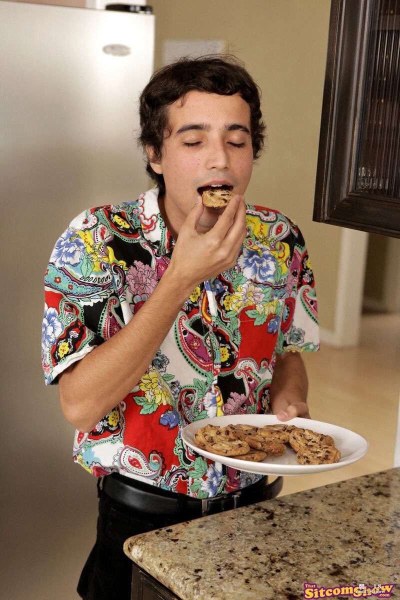 艾米丽和女同性恋女朋友在男女同性恋活动中享受舔阴和分享鸡巴 Emily and lesbian girlfriend enjoy cunnilingus and sharing dicks at lesbian activities