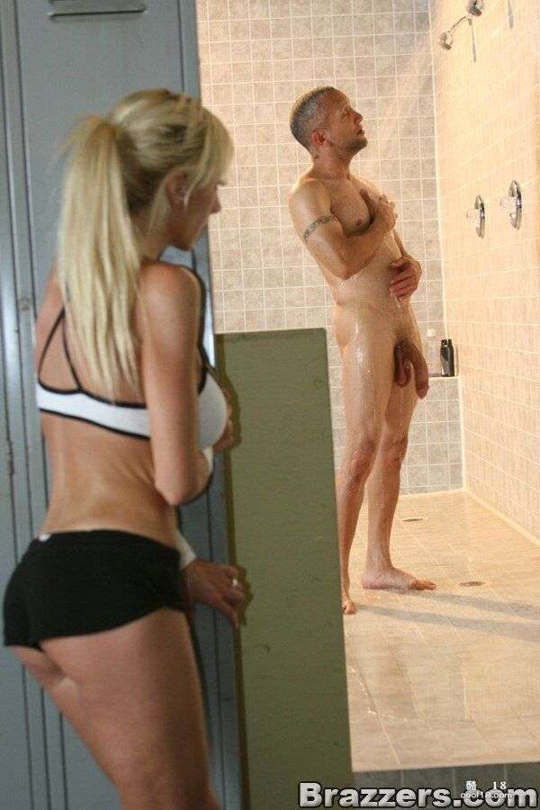 大胸色情明星 Regan Anthony 在男厕所骑着大鸡巴 Big boobs porn star Regan Anthony rides big dick in men's bathroom