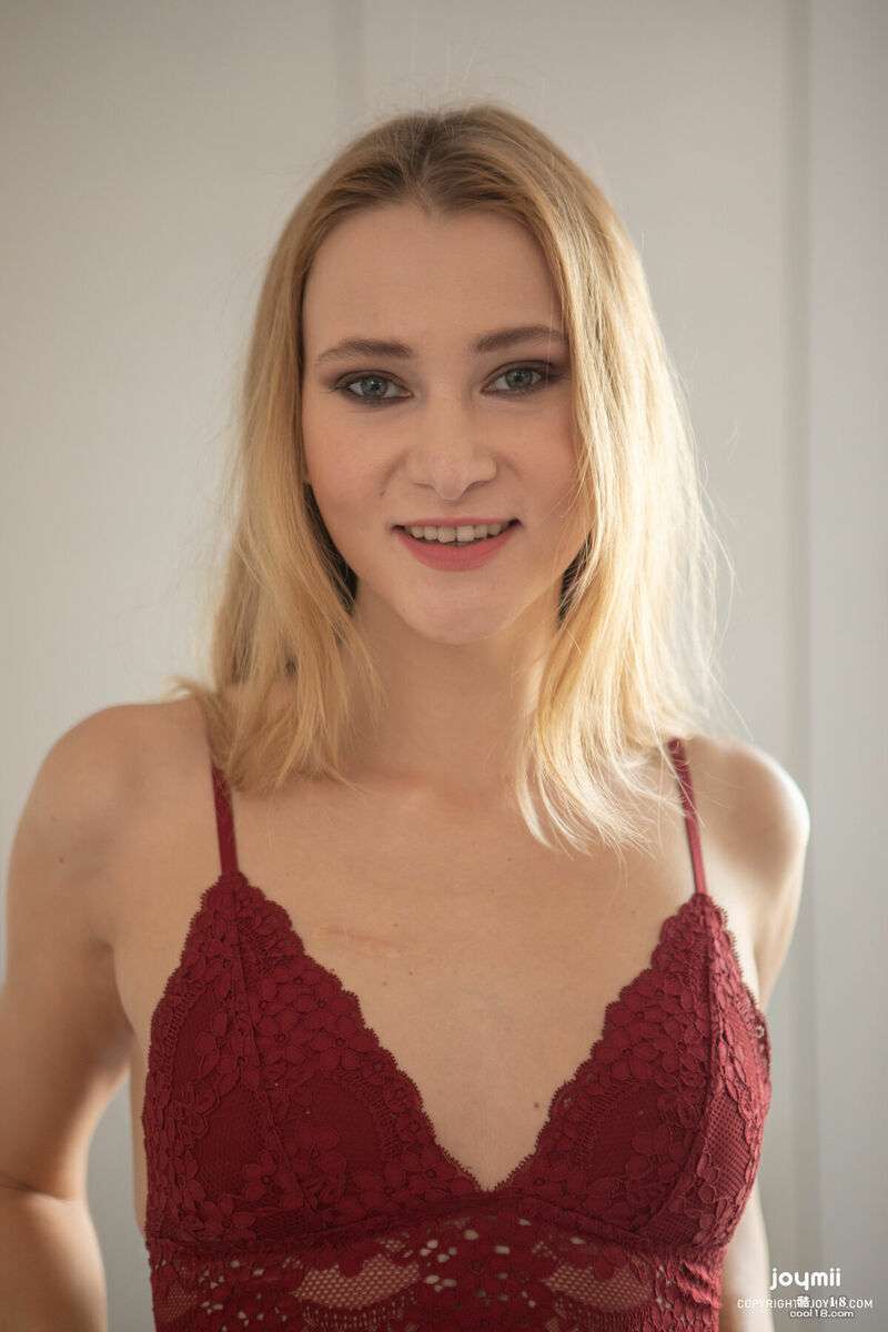 Ivi Rein 是个大胆的少女，她在性爱前为她的情人口交 Ivi Rein is a bold teenage girl who blows her lover before sex