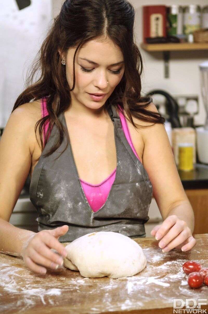 英国美女 Ava Dalush 沉迷于跨种族厨房并吸吮他黑色大屌 British beauty Ava Dalush addicted to interracial kitchen and sucks his big black cock