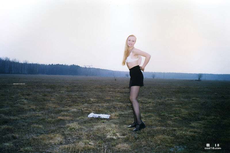 她正在炫耀自己甜美白皙的曲线，你明白我的意思吗？ She is showing off her sweet and fair curves. Do you understand what I mean？